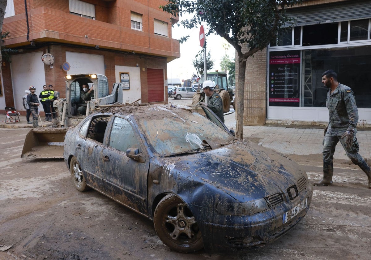 Vehículo destrozado por la DANA en Catarroja.