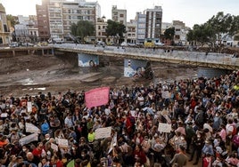 Vecinos de Paiporta durante la concentración.