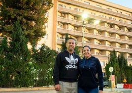 Doménico y Yelitza frente a su nuevo hogar, la antigua Fe.