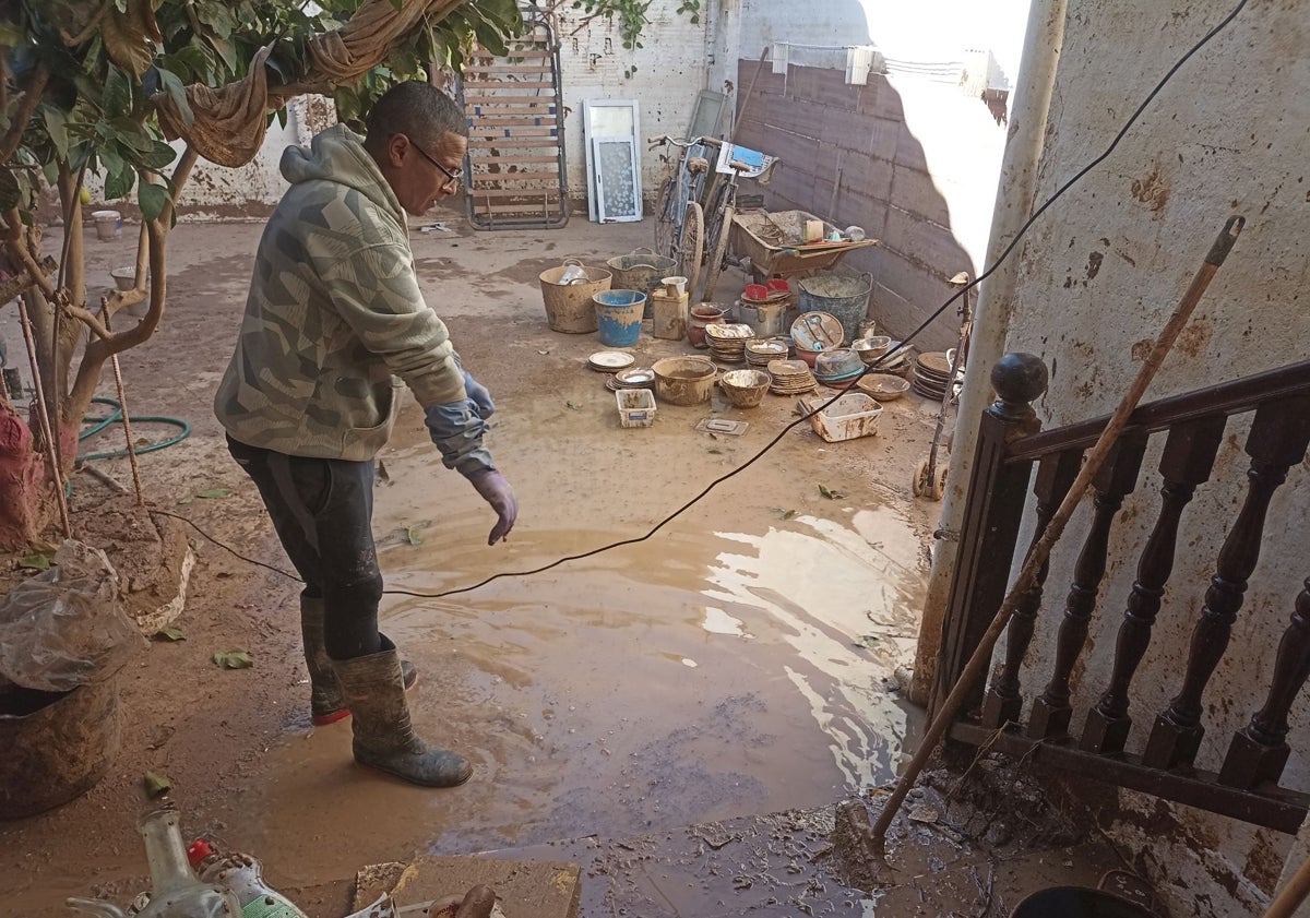 Imagen principal - Vicente, con la casa de su madre con lodo y agua.