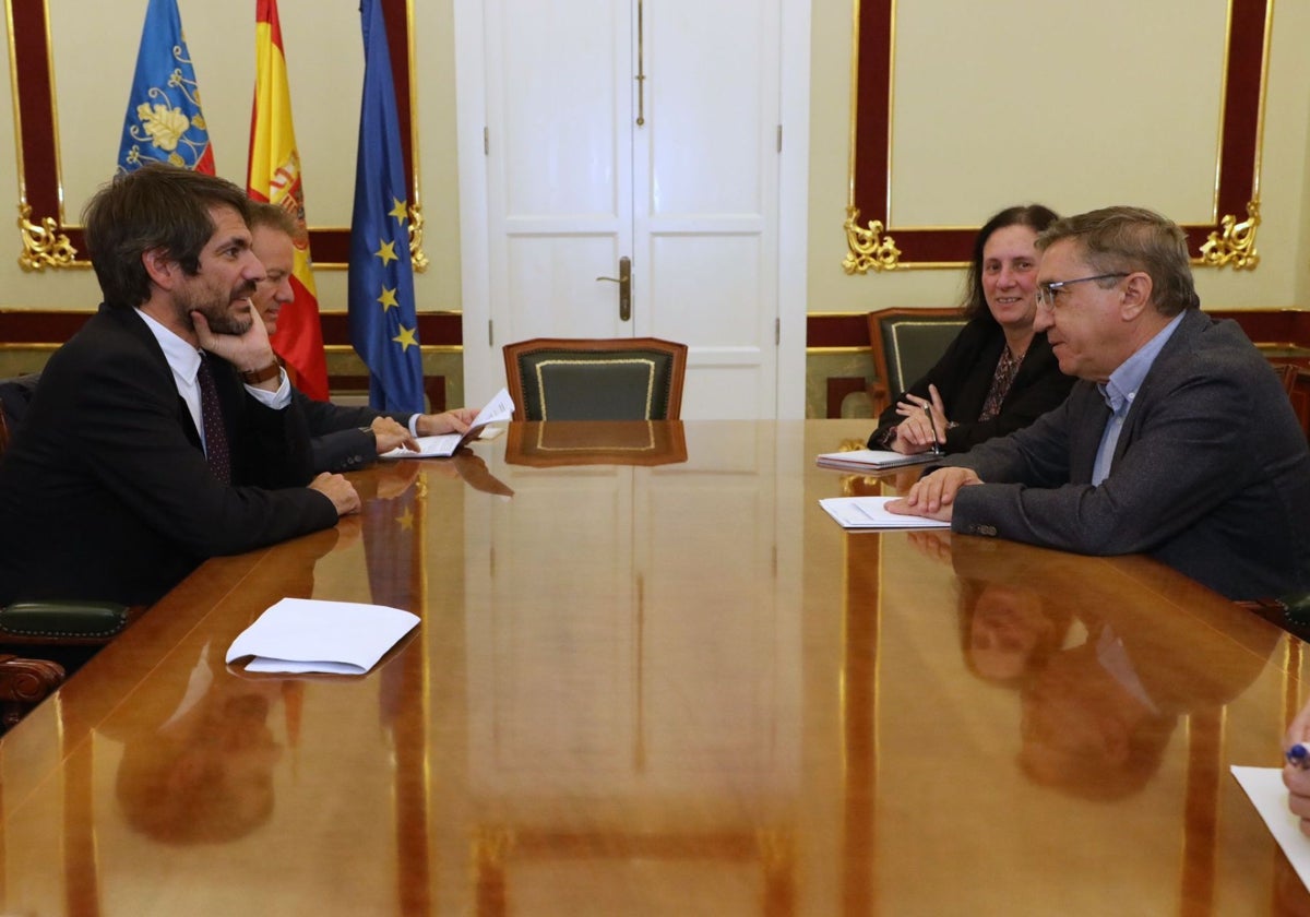 Un momento del encuentro entre el ministro y los representantes de la Conselleria de Cultura.