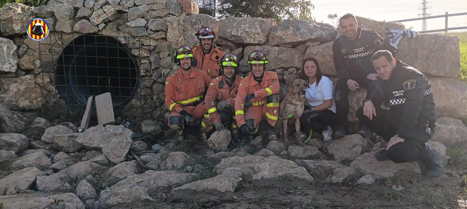 Los efectivos que han realizado el rescate, junto al animal y su propietaria.