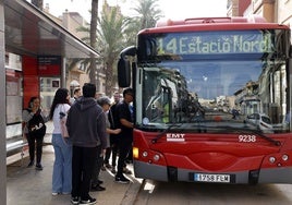 Un autobús de la EMT en Castellar-l'Oliveral.