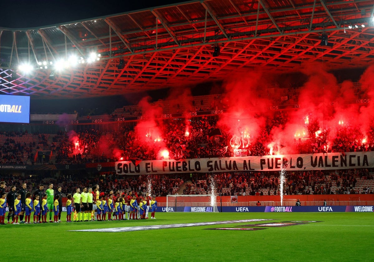 Aficionados del Niza, mostrando una pancarta en apoyo a Valencia, en un partido con el Twente.