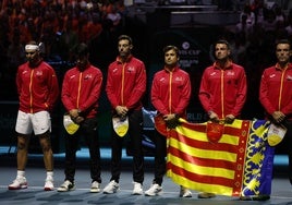 El equipo español de la Copa Davis posan con la Senyera en Málaga antes de la eliminatoria contra Países Bajos.