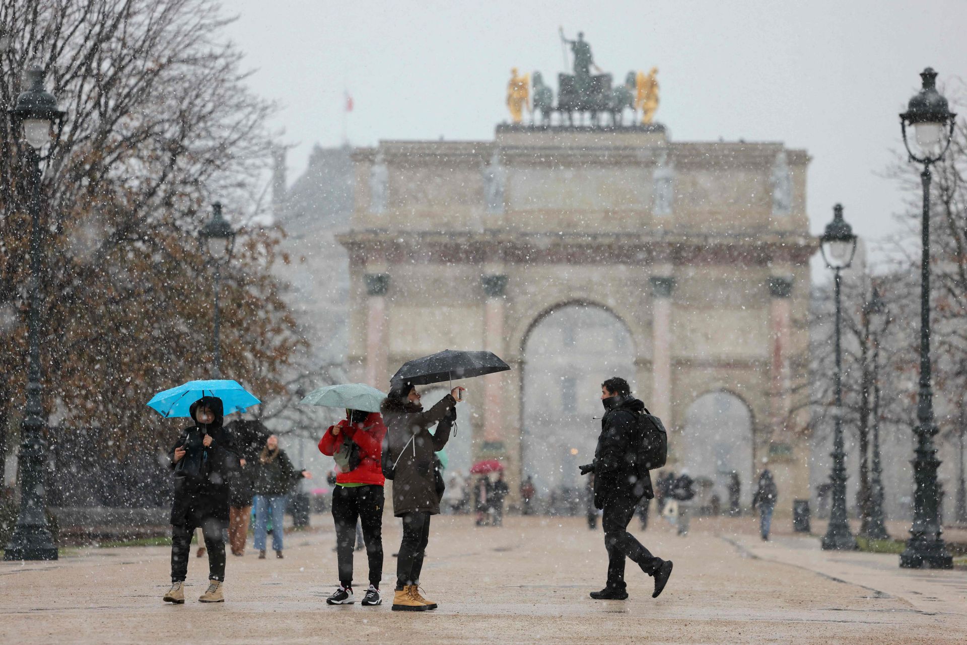 La nieve hace más bonita París: así está Notre Dame bajo un manto blanco