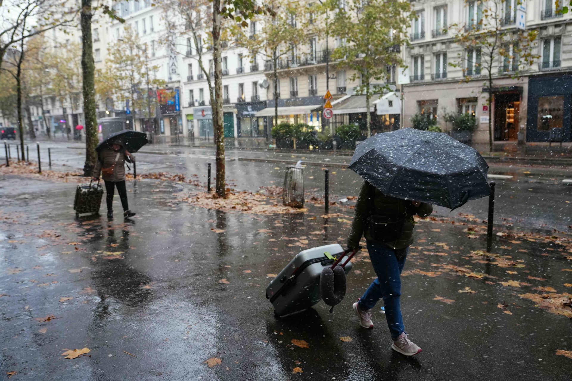 La nieve hace más bonita París: así está Notre Dame bajo un manto blanco