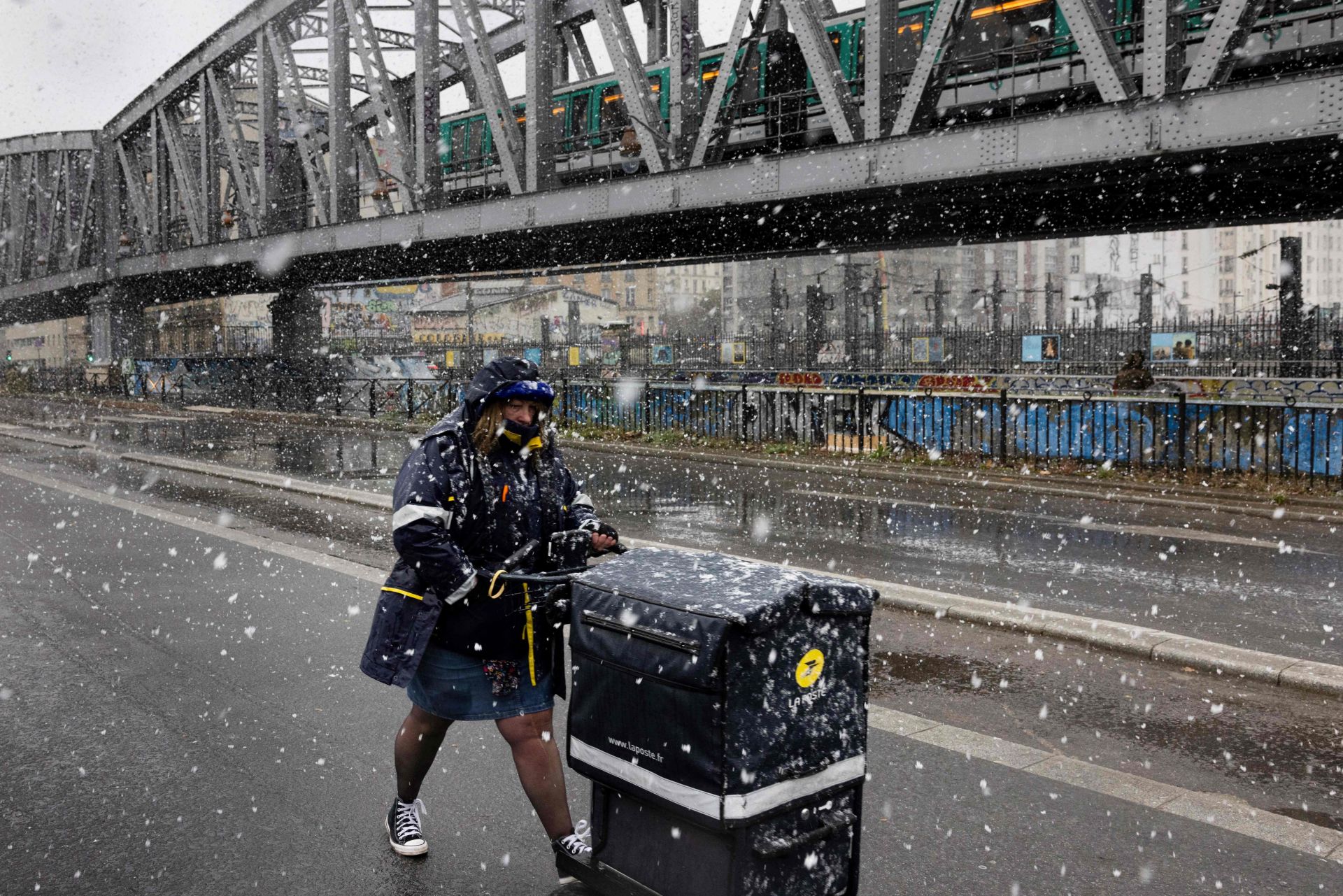 La nieve hace más bonita París: así está Notre Dame bajo un manto blanco