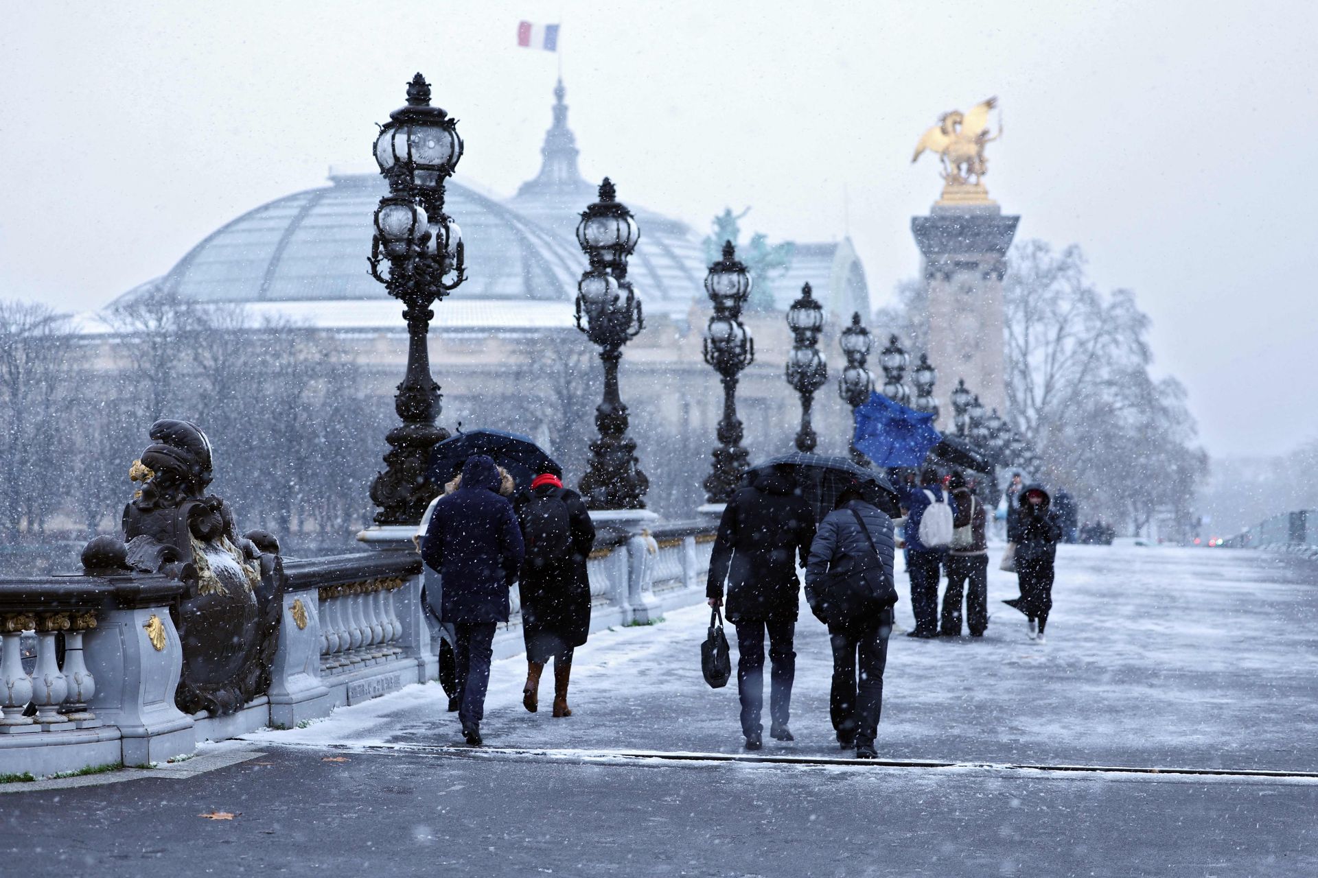 La nieve hace más bonita París: así está Notre Dame bajo un manto blanco