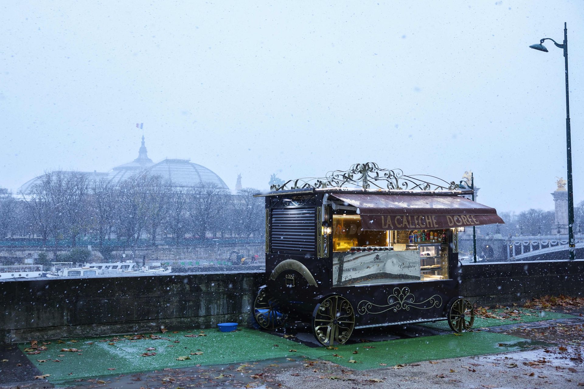 La nieve hace más bonita París: así está Notre Dame bajo un manto blanco