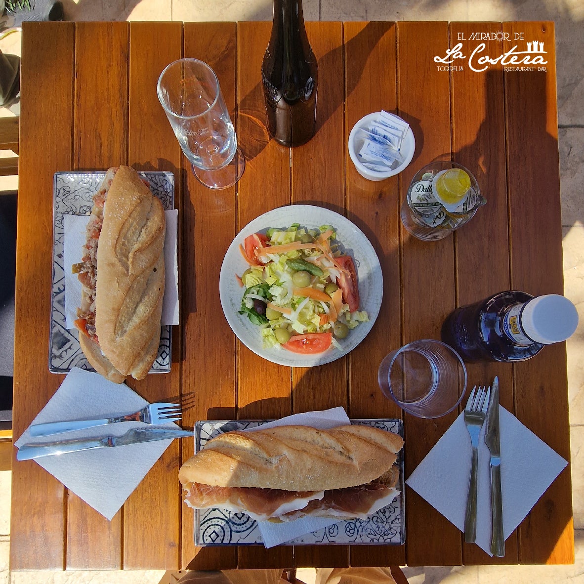 Imagen principal - Arriba, almuerzo servido en mesa, y dos de los platos de comida casera con un estilo actual.