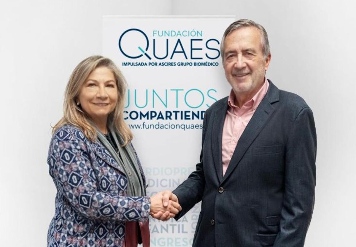 La doctora Araceli Boraita, nueva presidenta de Fundación QUAES, junto al doctor Javier Benítez, de quien toma el relevo al frente de la entidad