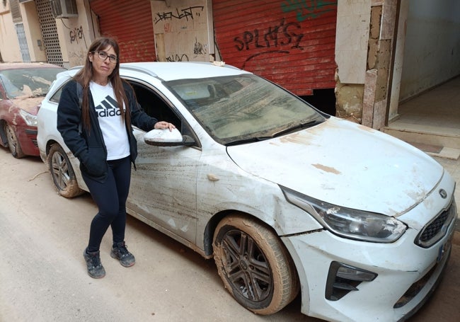 Cristina, junto a su coche destrozado.