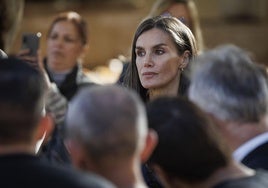 La reina Letizia luce pendientes de Singularu durante la visita de este martes a la localidad valenciana de Utiel.