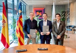 Dionisio García, José Capilla y Carlos Mundina, tras la firma del convenio.