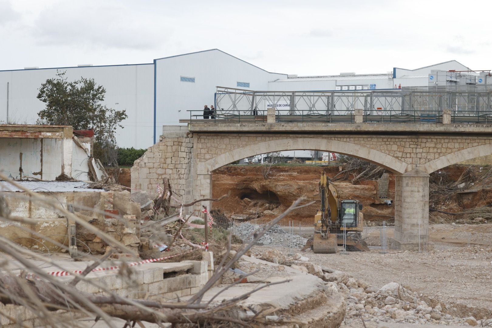 FOTOS | El Ejército inicia con turnos de doce horas el montaje del puente para conectar Cheste con la A-3