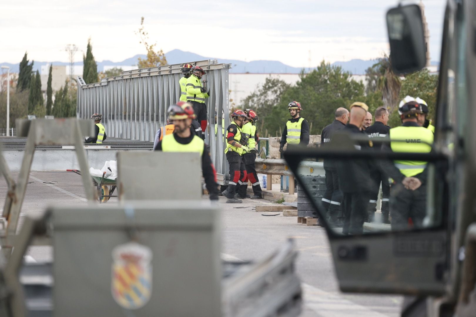 FOTOS | El Ejército inicia con turnos de doce horas el montaje del puente para conectar Cheste con la A-3