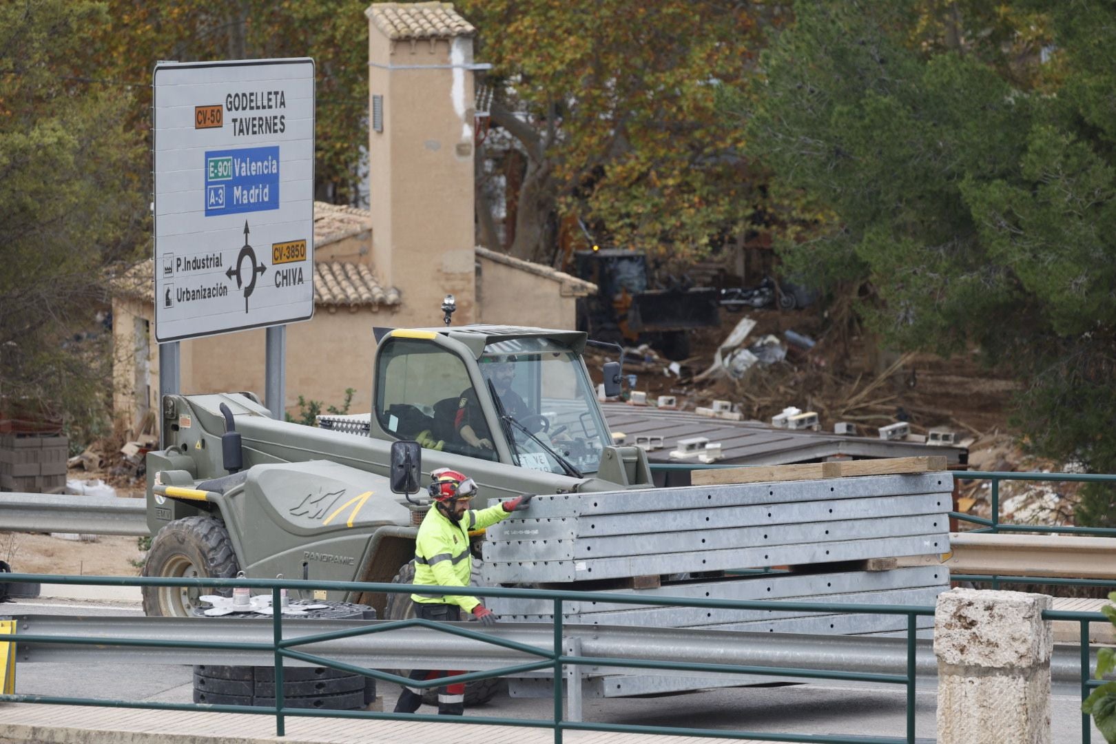 FOTOS | El Ejército inicia con turnos de doce horas el montaje del puente para conectar Cheste con la A-3