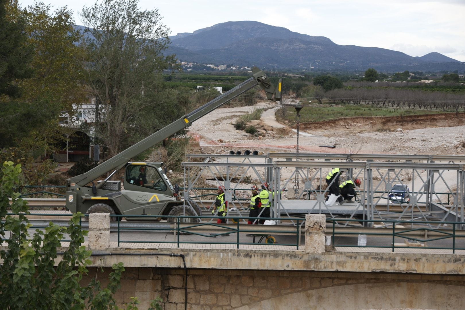 FOTOS | El Ejército inicia con turnos de doce horas el montaje del puente para conectar Cheste con la A-3