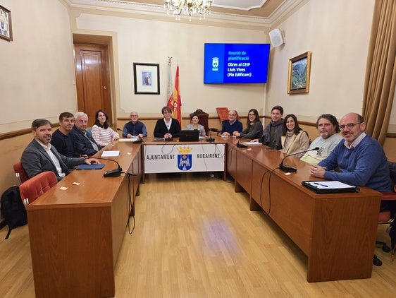 Reunión del gobierno local, la comunidad educativa del centro y la empresa que realizará las obras.