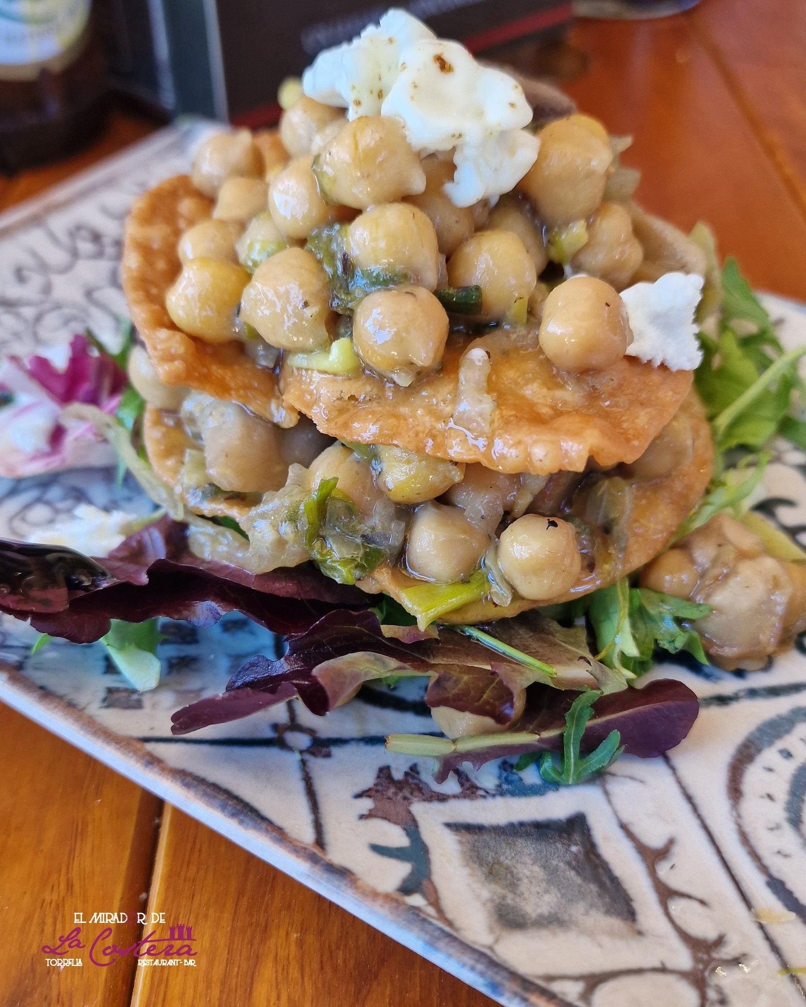 Imagen secundaria 2 - Arriba, almuerzo servido en mesa, y dos de los platos de comida casera con un estilo actual.