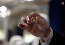 Presentación del primer implante en forma de disco, el 28 de agosto de 2020.