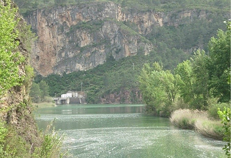 Realizan un desembalse en la presa de Vallat para comprobar las compuertas y Emergencias alerta a las poblaciones cercanas