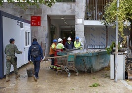 Obras de reforma en el centro de salud de Picanya, que quedó destrozado.