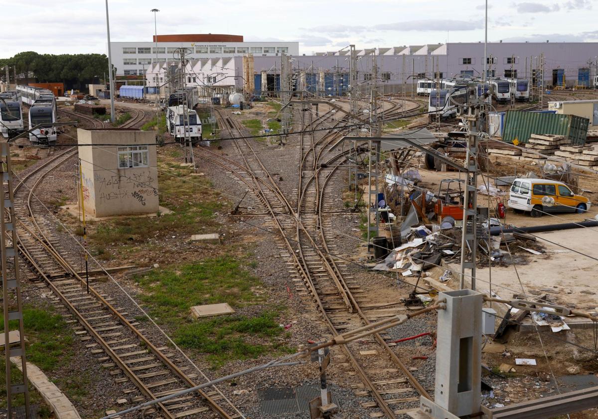 Imagen principal - Playa de vías de València Sud, interior de los talleres y del edificio principal.