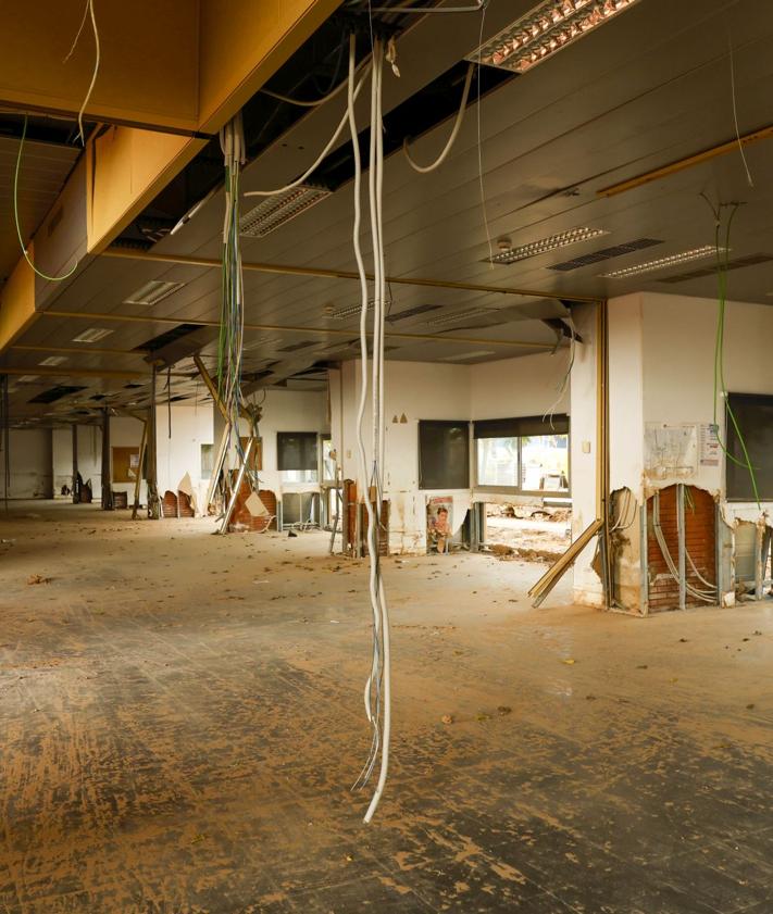 Imagen secundaria 2 - Playa de vías de València Sud, interior de los talleres y del edificio principal.