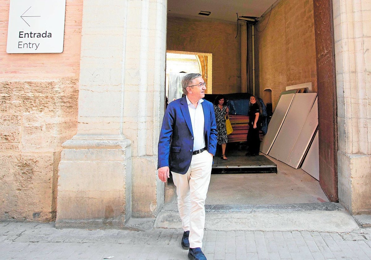 El conseller de Cultura, José Antonio Rovira, tras una visita al Centro del Carmen.