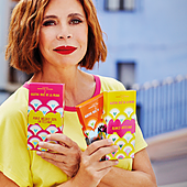 Ágatha Ruiz de la Prada sostiene tabletas de su nueva línea de chocolates