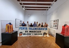 Miembros de la Penya Valencianista El Masclet Blanc i Negre de Catarroja, con la leyenda, del mismo pueblo, Ricardo Arias.