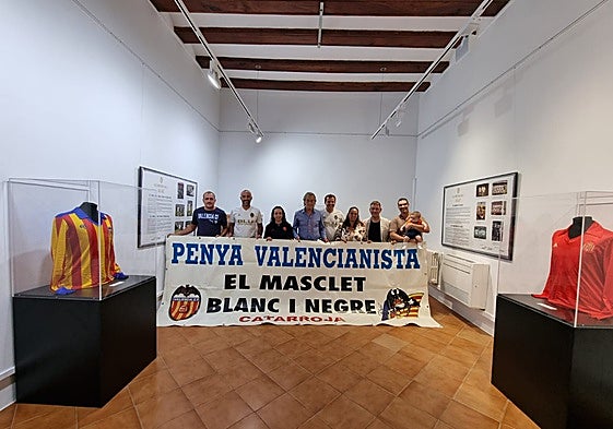 Miembros de la Penya Valencianista El Masclet Blanc i Negre de Catarroja, con la leyenda, del mismo pueblo, Ricardo Arias.