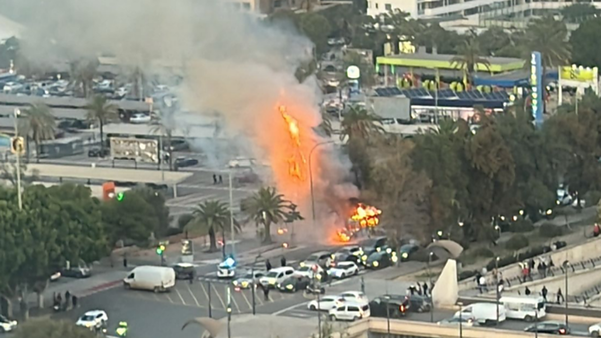 El autobús en llamas.