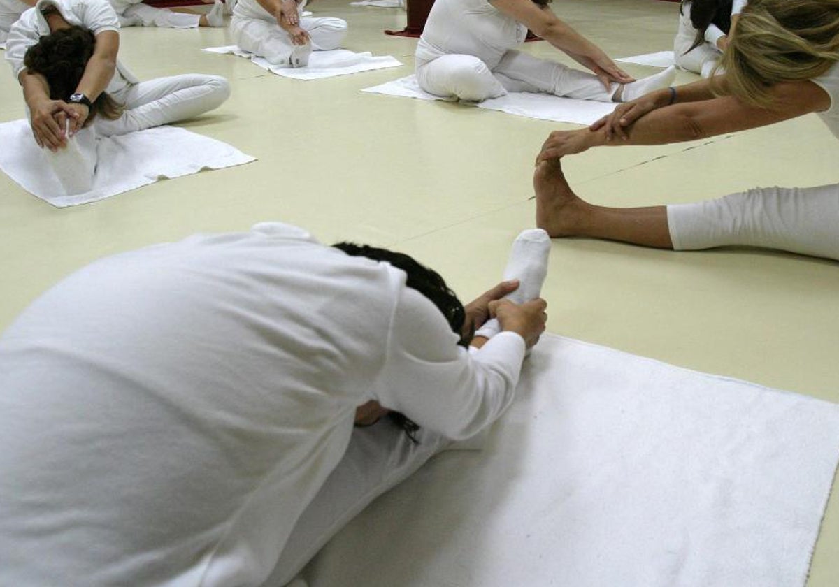 Imagen de archivo de una clase de yoga.