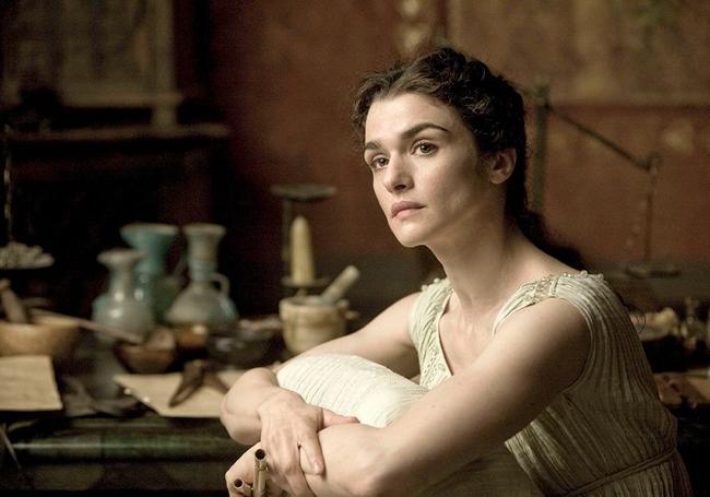 Rachel Weisz, protagonista que interpreta a Hypatia.