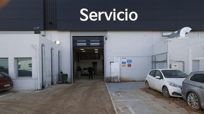 Uno de los concesionarios, recuperados tras la dana.