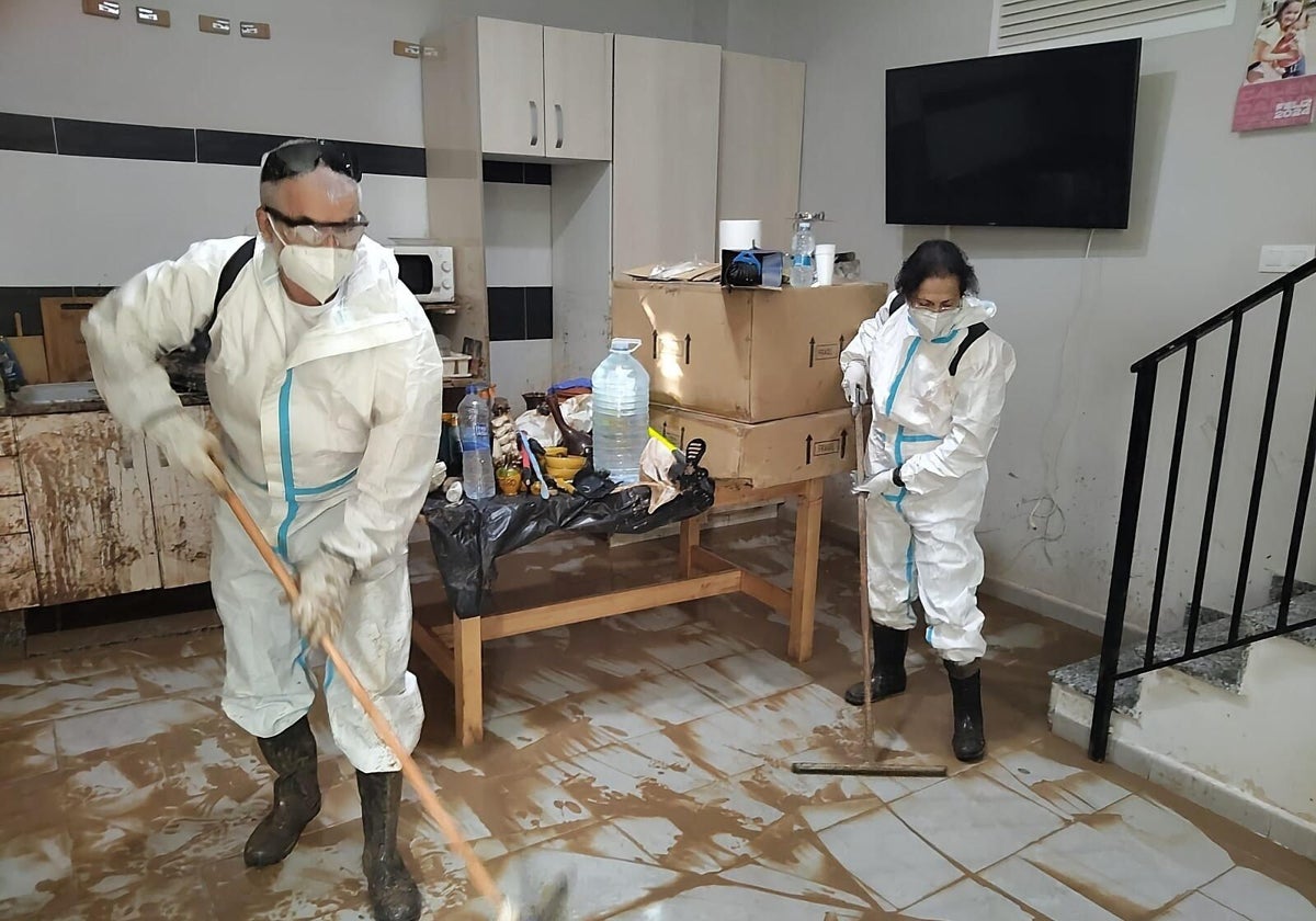 Javier y Julia trabajando en una casa.