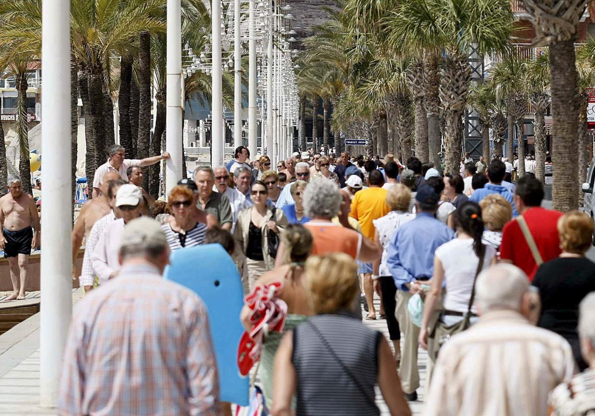 Transeúntes en el paseo de Benidorm.