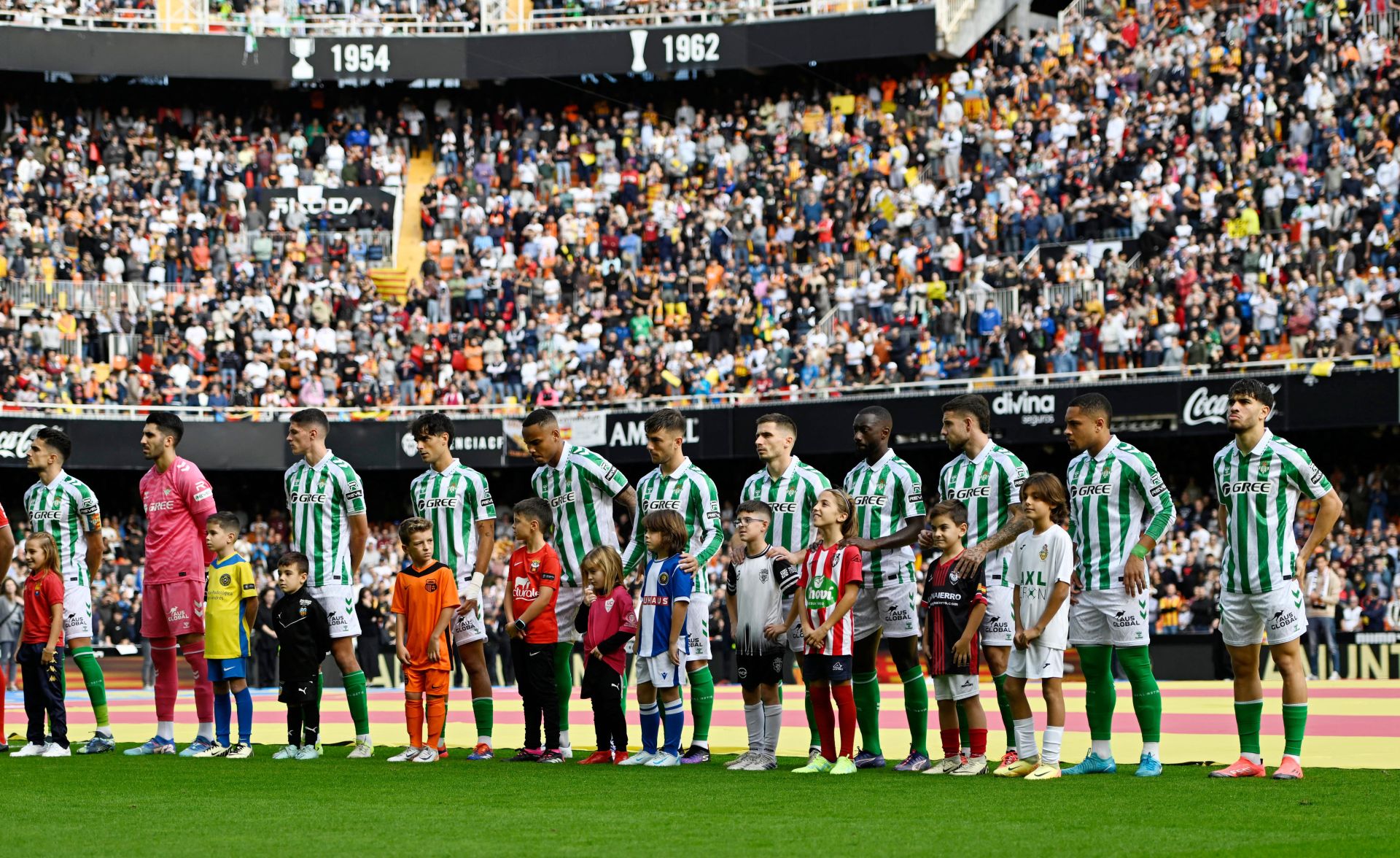 Fotos del homenaje en Mestalla a las víctimas de la DANA