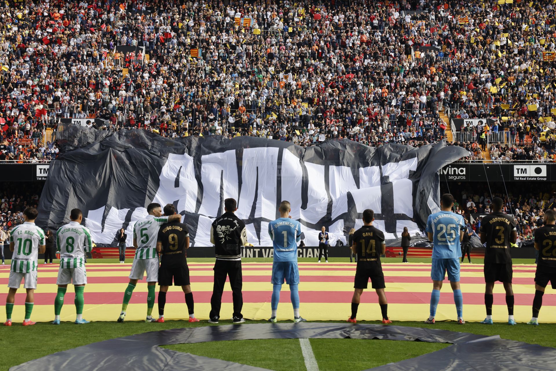 Fotos del homenaje en Mestalla a las víctimas de la DANA