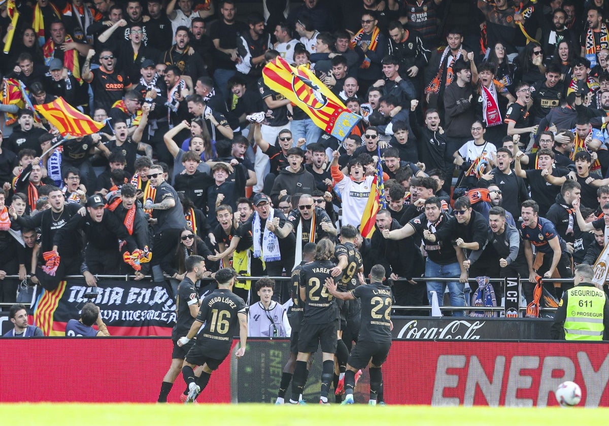 Los jugadores, tras marcar el 1-0 Tárrega. AFP