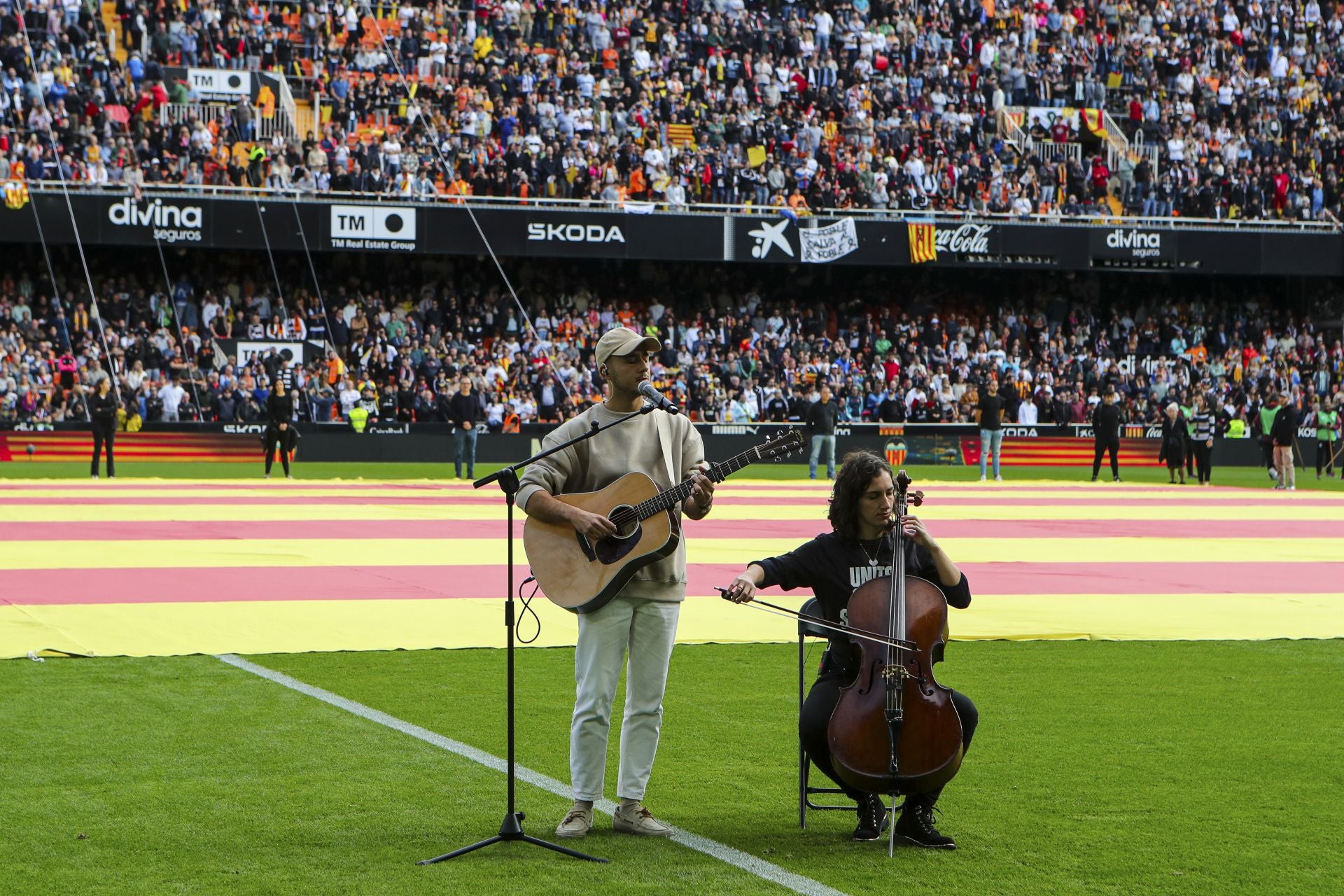 Fotos del homenaje en Mestalla a las víctimas de la DANA