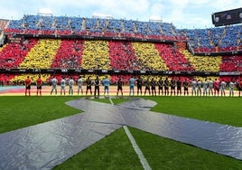 Mestalla a vista de dron durante el espectacular tifo realizado en las gradas durante el homenaje.