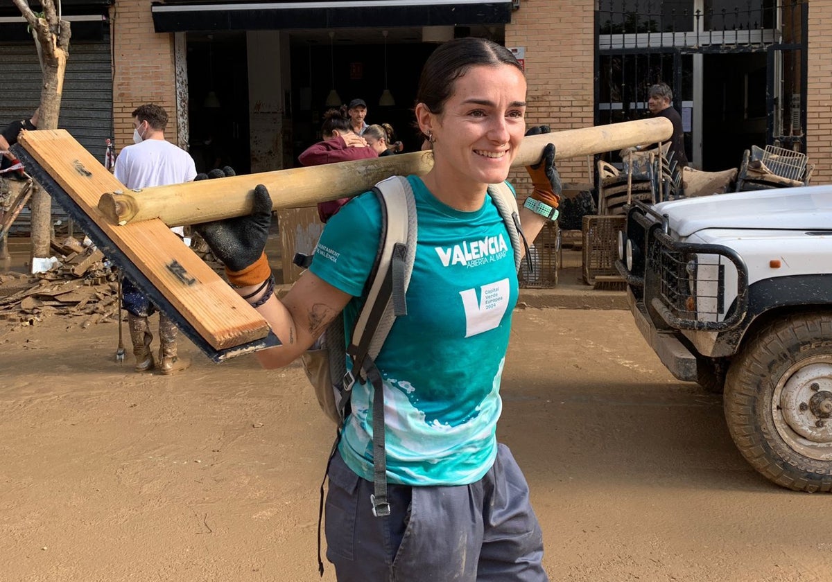 Alejandra, que correrá el Maratón Valencia, también pelea contra el fango de la DANA.