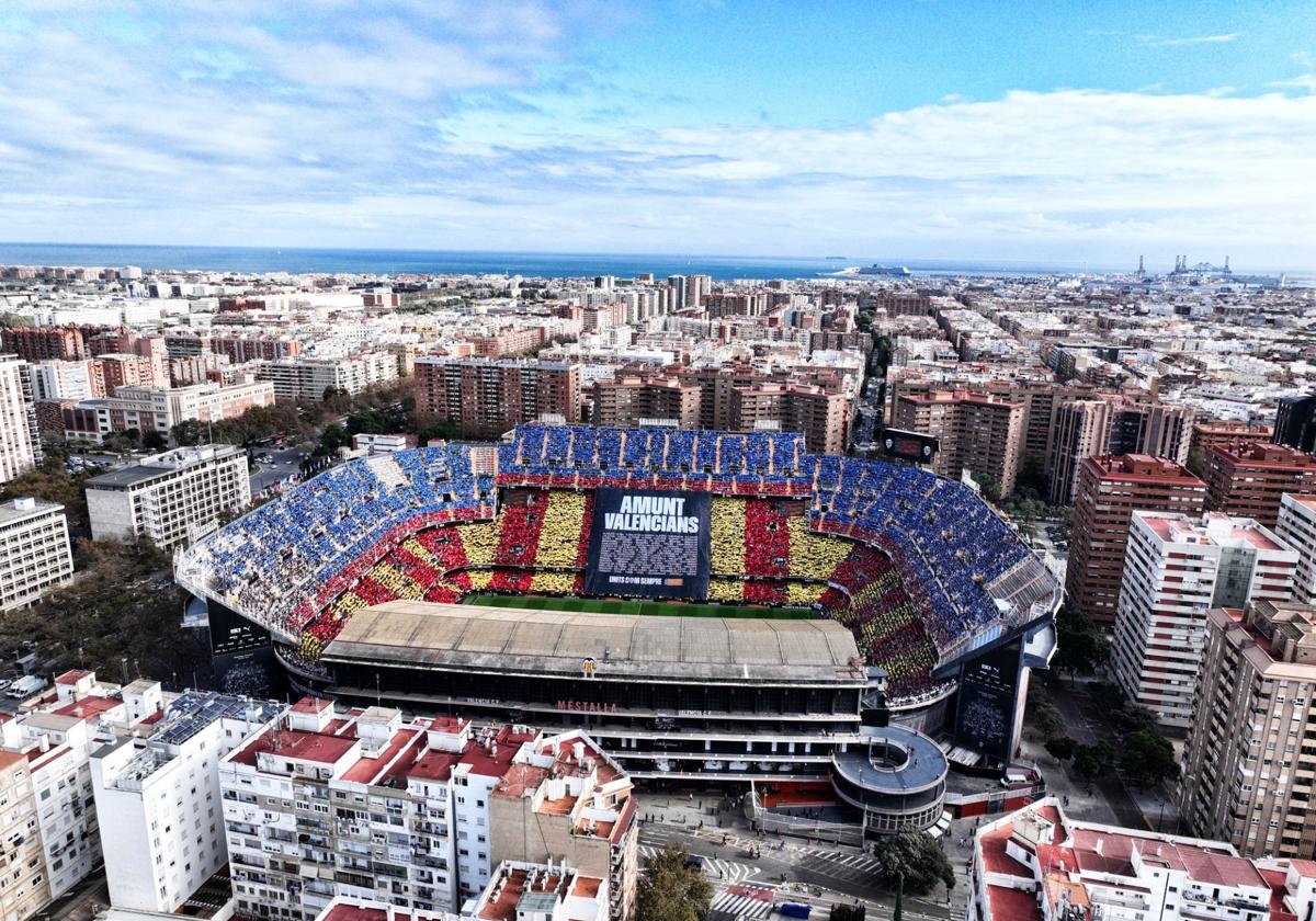 Mestalla a vista de dron durante el espectacular tifo realizado en las gradas durante el homenaje.