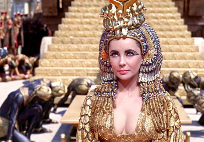 Elizabeth Taylor como Cleopatra.