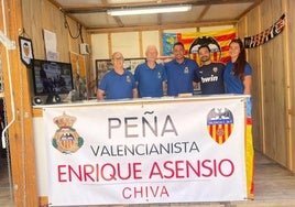 Aficionados del Valencia CF, recibiendo al autobús.