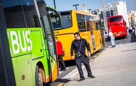 Autobuses lanzadera que recorren los pueblos del sur afectados por la DANA